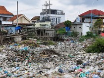 Miris! Gunungan Sampah Hiasi Syahbandar Pantai Branta Pamekasan