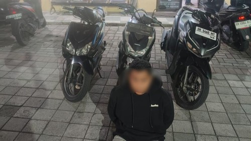 Satreskrim Polresta Mataram menangkap pecatan TNI inisial PAA lantaran menggelapkan motor milik tiga perempuan di Mataram, NTB, Kamis (21/5/2026). (Foto: Dok. Polresta Mataram)