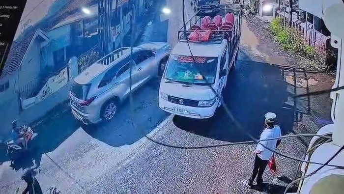 Sebuah mobil mengangkut ratusan kursi hajatan di Pasuruan