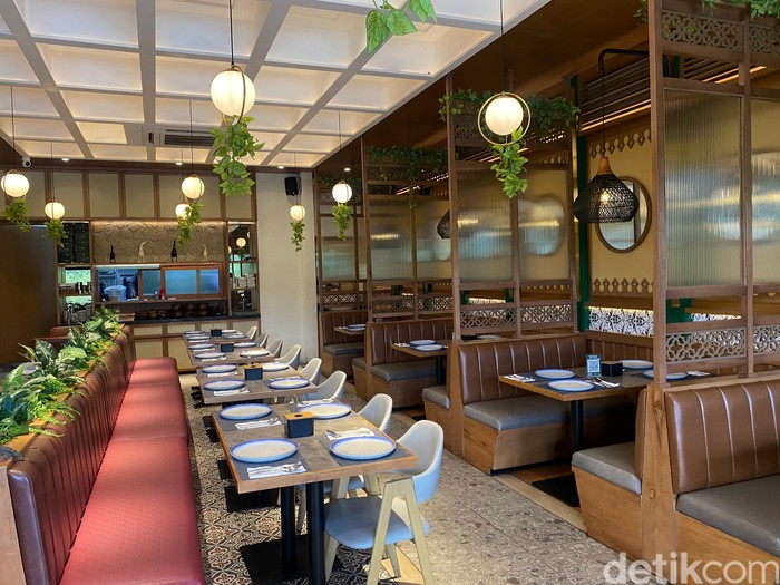 Sedap! Makan Bebek Goreng Afkir dengan Sup Iga di Resto Modern Jaksel