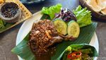 Sedap! Makan Bebek Goreng Afkir dengan Sup Iga di Resto Modern Jaksel