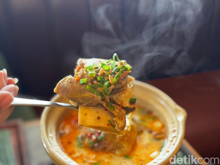 Sedap! Makan Bebek Goreng Afkir dengan Sup Iga di Resto Modern Jaksel