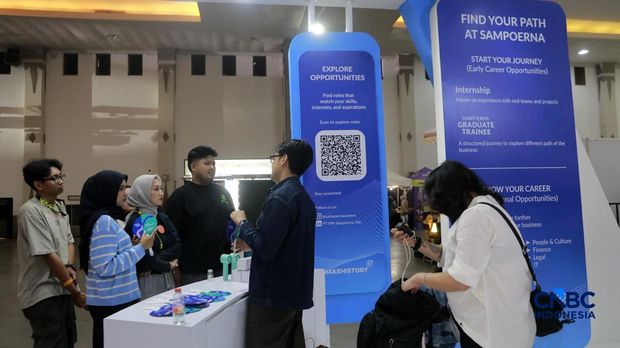 Sejumlah peserta mengunjungi booth HM Sampoerna dalam Jogja Financial Festival 2026 di Jogja Expo Center (JEC), Yogyakarta, DIY, Jumat (22/5/2026). (CNBC Indonesia/Muhammad Sabki)