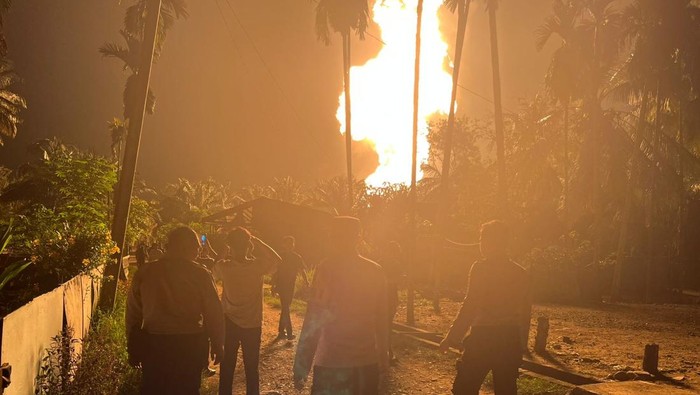 Semburan lumpur disertai gas dan kobaran api di Aceh Utara. 
