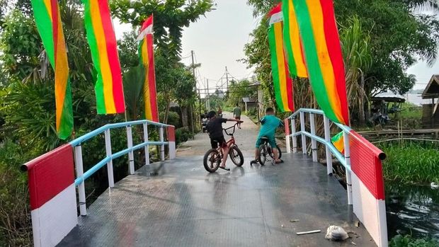 Senyum ceria anak-anak sekolah di Pelalawan kini punya jembatan yang aman.