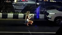 Viral Bule Hadang Mobil di Nusa Dua, Ia Berlutut Minta Tolong