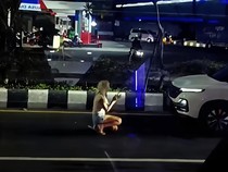 Viral Bule Hadang Mobil di Nusa Dua, Ia Berlutut Minta Tolong