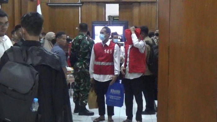 Terdakwa pesta gay Siwalan Party usai menjalani sidang dengan agenda putusan di PN Surabaya.