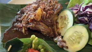 Video: Sedapnya Bebek Goreng Afkir dan Sup Iga ala Bali di Jaksel