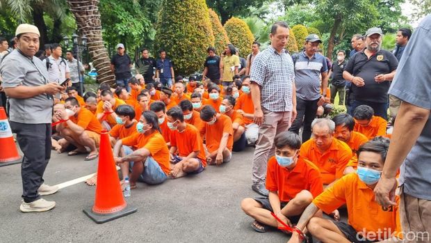 Tim Pemburu Begal Polda Metro Jaya menyita puluhan senjata tajam dan ratusan pelaku kejahatan selama Mei 2026.