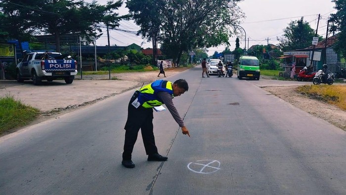 TKP kecelakaan motor menabrak pejalan kaki yang sedang menyebrang di Jalan Raya Purwodadi Semarang, Grobogan yang menewaskan pemotor.