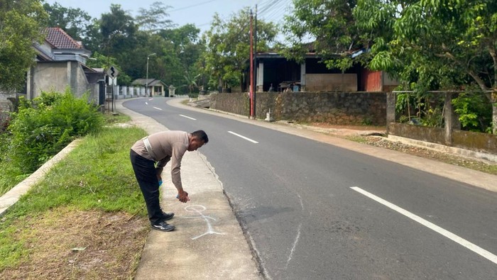 Seorang pejalan kaki tewas usai ditabrak mobil di Jalan Terong-Mangunan, tepatnya, Kebokuning, Terong, Dlingo, Bantul. 