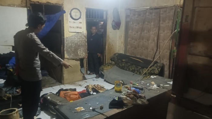 TKP pembacokan dan pengrusakan rumah buruh tani di Sukabumi