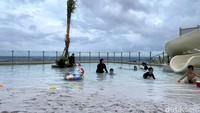 Hotel Mewah di Surabaya Ini Punya Pantai Pasir Putih Buatan di Lantai 28