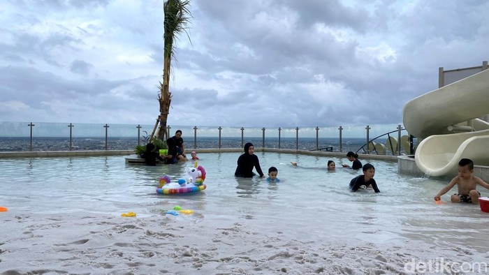 Trans Luxury Hotel Surabaya Punya Pantai Buatan yang Lagi Viral