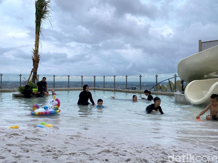 Menikmati Keindahan 28th Sky Beach Club di Trans Luxury Hotel Surabaya