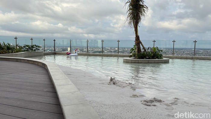 Trans Luxury Hotel Surabaya Punya Pantai Buatan yang Lagi Viral