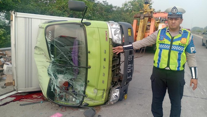 Truk alami kecelakaan usai ditabrak bus di Tol Jombang