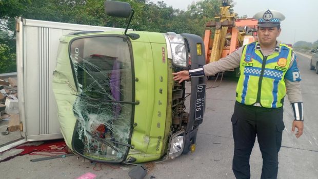 Truk alami kecelakaan usai ditabrak bus di Tol Jombang