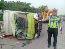 Bus Pariwisata Tabrak Truk di Tol Jombang, 1 Tewas-3 Luka