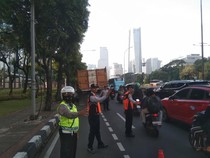 Truk Pecah Ban di Jl Gatot Subroto Arah Kuningan, Lalin Macet