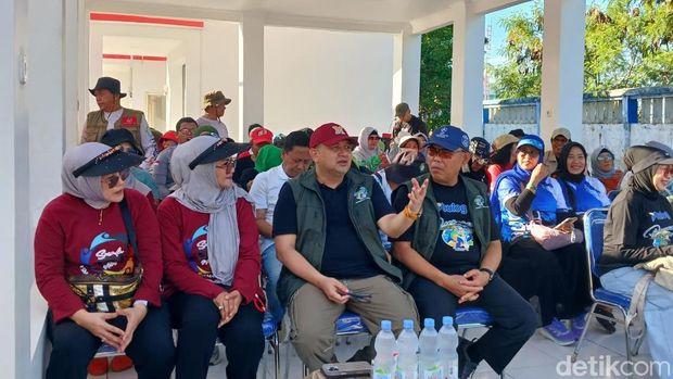 Tudang Sipulung Nasional IKA Smada Makassar diisi dengan aksi penanaman mangrove di Kelurahan Untia.