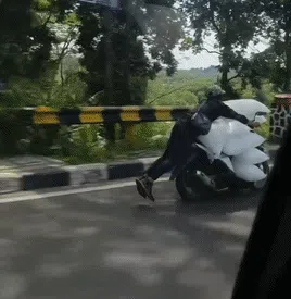 Video pemotor membawa sejumlah karung es batu di Kota Bogor viral di medsos. Perekam video buka suara saat melihat aksi nekat pemotor tersebut. (dok Pribadi/Citasania)