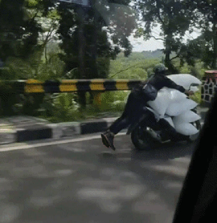 Video pemotor membawa sejumlah karung es batu di Kota Bogor viral di medsos. Perekam video buka suara saat melihat aksi nekat pemotor tersebut. (dok Pribadi/Citasania)