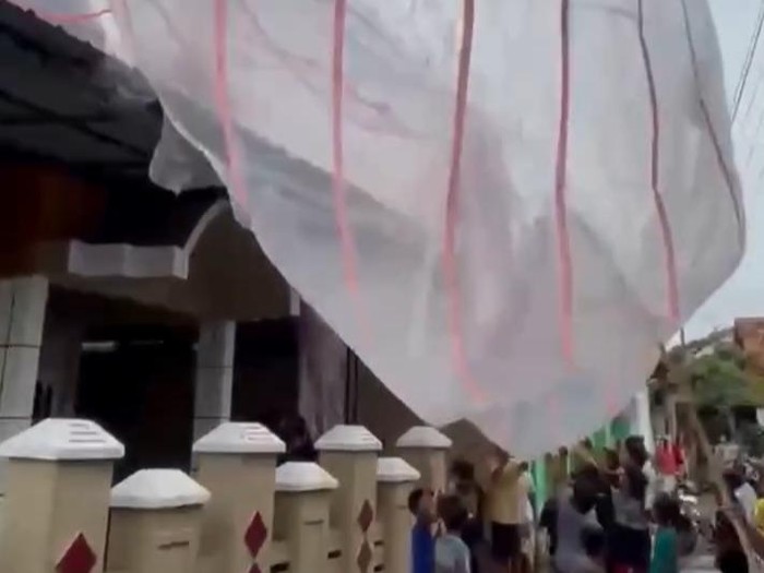 Tangkapan layar anak-anak mengerumuni balon udara yang jatuh di permukiman warga di Banyurip, Kota Pekalongan, Jumat (22/5/2026).