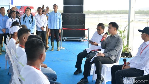 Wapres Gibran Rakabuming Raka saat berdialog dengan petani rumput laut di Kabupaten Rote Ndao, NTT, Jumat (22/5/2026).