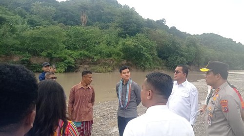 Wapres Gibran Rakabuming Raka saat meninjau kondisi Jembatan Termanu dan Kapsali di Desa Manubelon, Kecamatan Amfoang Barat Daya, Kabupaten Kupang, NTT, Jumat (22/5/2026). (Dok. Bernad Taneo).