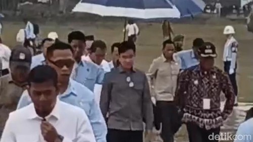 Wapres Gibran Rakabuminh Raka saat meninjau jalan rusak di Amfoang, Kupang, NTT, Jumat (22/5/2026).