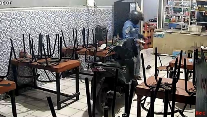 Warung bakso di Palembang disatroni perampok bersenpi