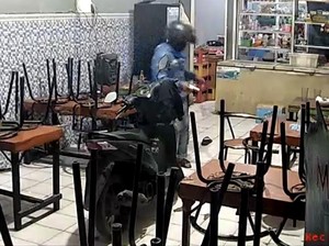 Warung Bakso di Palembang Disatroni Perampok Bersenpi