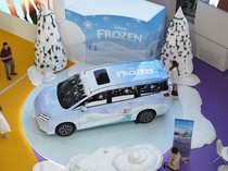 Ada Apa Nih, Kok Ada Spider-Man dan Frozen di Pameran Mobil Wuling?