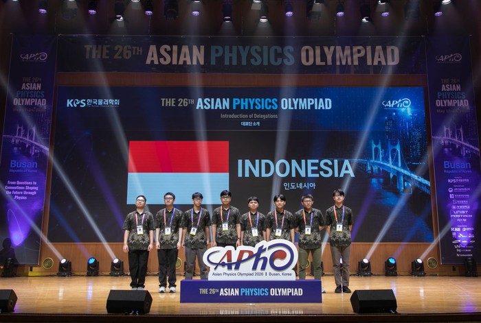 8 siswa yang mewakili Indonesia dalam ajang Asian Physics Olympiad (APhO) 2026 yang berlangsung di Busan, Korea Selatan pada 17–25 Mei 2026.