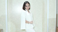 Angelica Simperler menjaga penampilan salah satunya dengan gak ke dunia malam dari dulu. Aku tuh gak suka asap rokok juga. Tiap kena muka tuh langsung breakout walaupun aku cuma ada di lingkungan itu saja, ujarnya dilihat di YouTube Insertlive, Senin (25/5/2026). (Foto: dok Instagram angelicasimp.new)