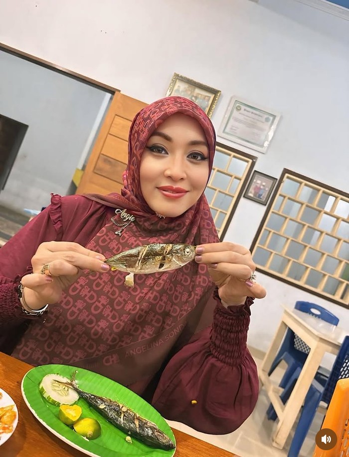 Angelina Sondakh Pulang Kampung ke Manado, Sibuk Panen Cabe di Kebun Sendiri