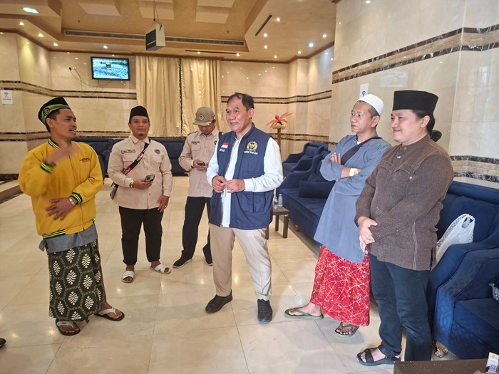 Anggota Timwas Haji DPR Bambang Haryo Soekartono (tengah) melakukan peninjauan pemondokan jemaah Nomor 309 di Sektor I, Kota Makkah, Jumat (23/5/2026).