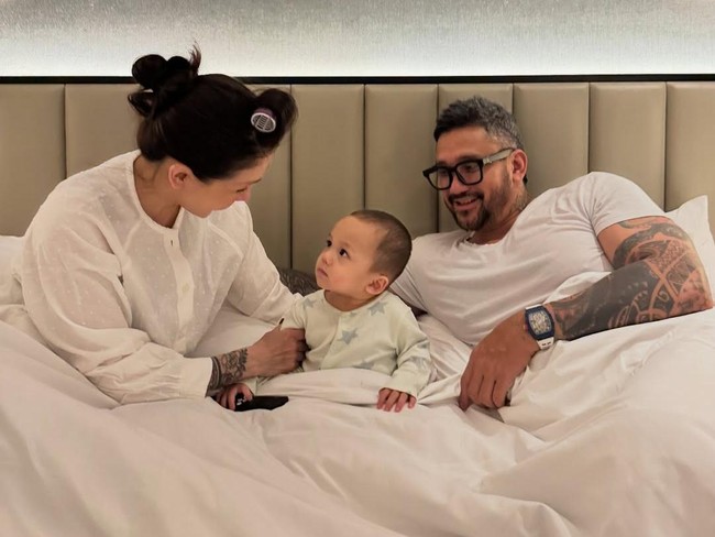 Pasangan Tora Sudiro dan Mieke Amalia tengah menikmati peran baru sebagai kakek dan nenek dari Kanoadria Adenang Lubis. Keduanya memilih dipanggil Babung dan Mami, sapaan yang terdengar santai sekaligus akrab sehingga memberi kesan kekinian dalam keluarga mereka. Foto: Dok. Instagram