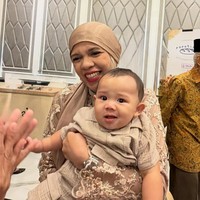 Orangtua keluarga Gen Halilintar, Halilintar Anofial Asmid dan Lenggogeni Faruk, juga memiliki panggilan spesial dari cucu-cucu mereka. Setelah Atta dan Thariq dikaruniai anak, keduanya kini dipanggil Gaddi dan Gadda, sebutan unik yang terdengar kompak dan mudah diingat. Foto: Dok. Instagram