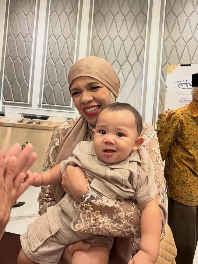 Orangtua keluarga Gen Halilintar, Halilintar Anofial Asmid dan Lenggogeni Faruk, juga memiliki panggilan spesial dari cucu-cucu mereka. Setelah Atta dan Thariq dikaruniai anak, keduanya kini dipanggil Gaddi dan Gadda, sebutan unik yang terdengar kompak dan mudah diingat. Foto: Dok. Instagram