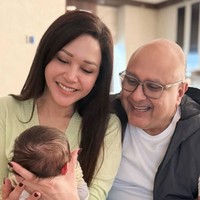 Maia Estianty dan Irwan Mussry punya panggilan modern yang manis dari cucu pertama mereka, Soleil Zephora Ghazali atau Baby Soso. Maia dipanggil Oda yang merupakan singkatan dari Oma Bunda, sedangkan Irwan mendapat sapaan Odi alias Opa Daddy. Foto: Dok. Instagram