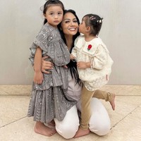 Dari keluarga Kris Dayanti dan Raul Lemos, hadir panggilan unik Gemmi dan Avo untuk Ameena serta Azura. Gemmi sendiri merupakan kependekan dari Grandma Mimi, sementara Avo terdengar sederhana tapi tetap penuh keakraban khas keluarga. Foto: Dok. Instagram