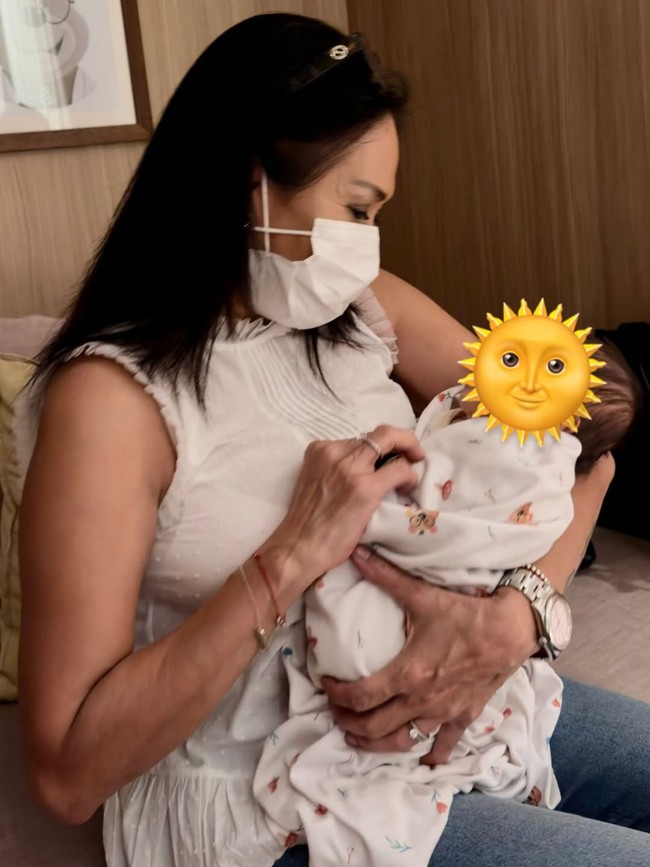 Kehadiran Baby Soso rupanya juga membawa kebahagiaan bagi orangtua Alyssa Daguise. Mereka memilih dipanggil Nana dan Dada oleh sang cucu. Sapaan ini terdengar sederhana, tapi memberi nuansa dekat dan penuh kasih sayang. Foto: Dok. Instagram