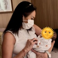 Kehadiran Baby Soso rupanya juga membawa kebahagiaan bagi orangtua Alyssa Daguise. Mereka memilih dipanggil Nana dan Dada oleh sang cucu. Sapaan ini terdengar sederhana, tapi memberi nuansa dekat dan penuh kasih sayang. Foto: Dok. Instagram