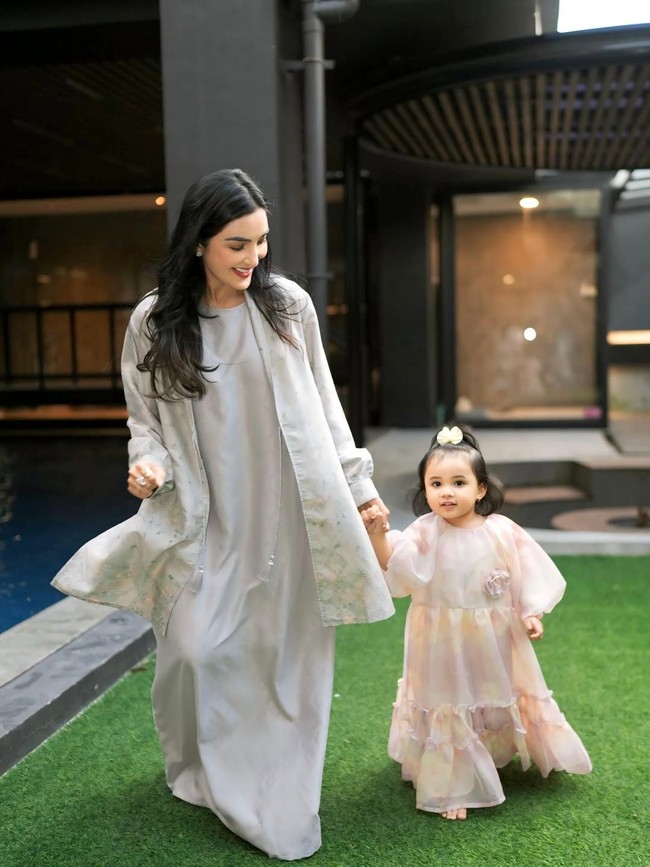 Pasangan Anang Hermansyah dan Ashanty kini memiliki dua cucu, Ameena dan Azura. Jika Anang tetap nyaman dengan panggilan Kakek, Ashanty memilih sapaan Genda yang merupakan singkatan dari Grandma Bunda. Foto: Dok. Instagram