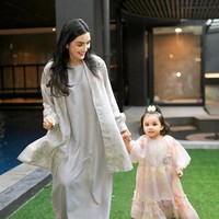 Pasangan Anang Hermansyah dan Ashanty kini memiliki dua cucu, Ameena dan Azura. Jika Anang tetap nyaman dengan panggilan Kakek, Ashanty memilih sapaan Genda yang merupakan singkatan dari Grandma Bunda. Foto: Dok. Instagram