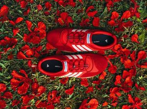 Ballerina Sneakers a la Bad Bunny, Warna Merah Menyala bak Bunga Flamboyan