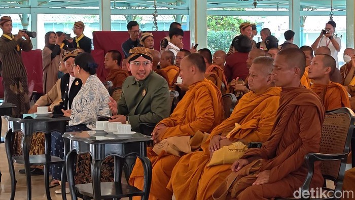 Biksu Thudong menyambangi Pura Mangkunegaran, Sabtu (23/5/2026)
